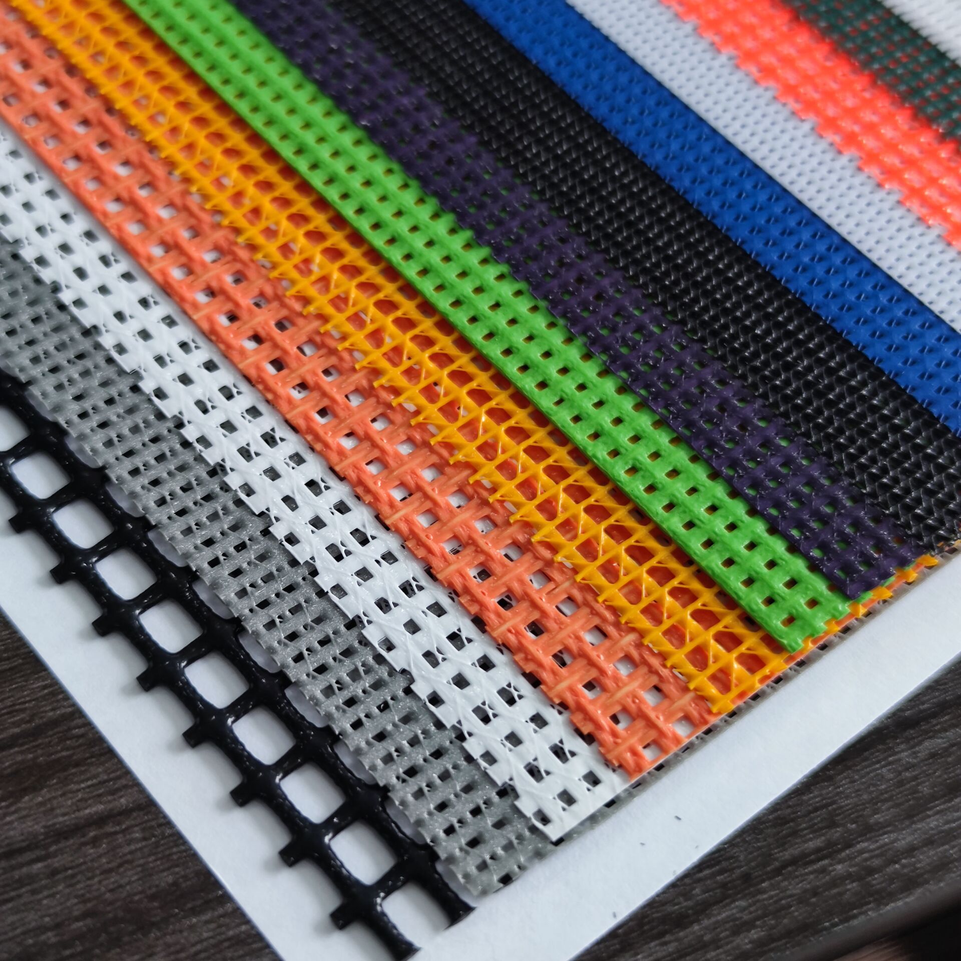 供应阻燃聚酯网格布高强1000d网格布纤维用于户外围栏体育用品