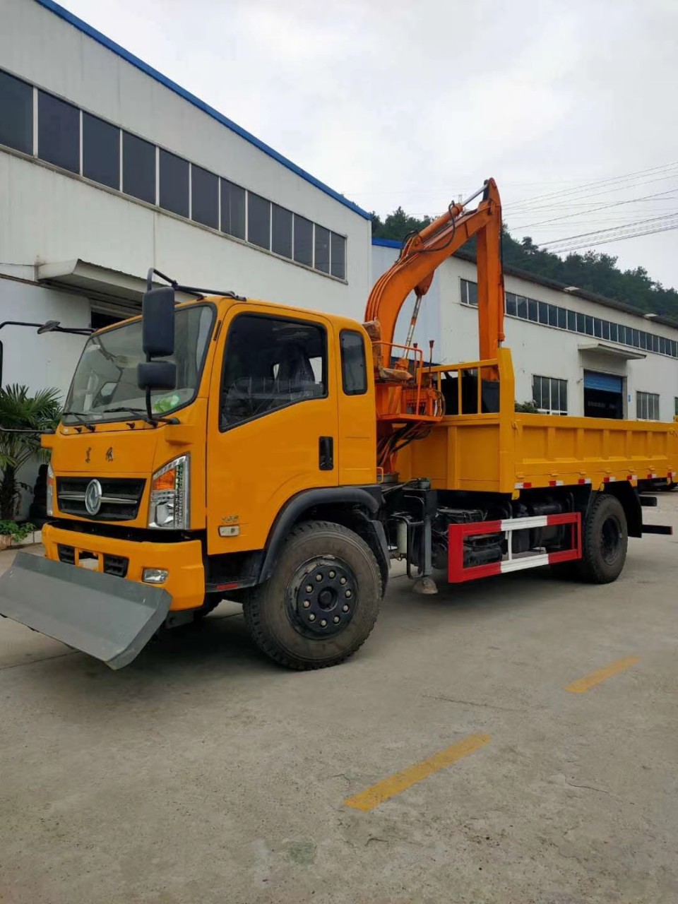 随车挖掘机和推土机,车载式挖掘机厂家图片价格,一车多用更挣钱