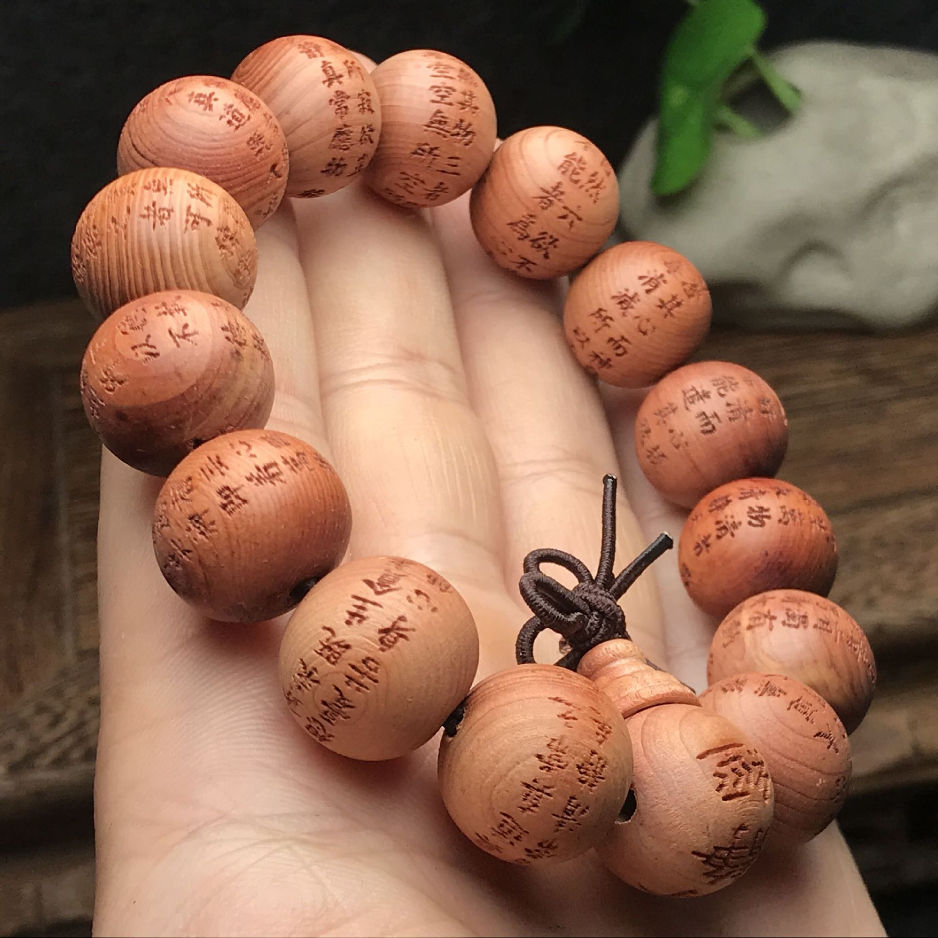 厂家供应 马来西亚柏香木佛珠手链 香气逼人 刻清净心经珠径1.5cm