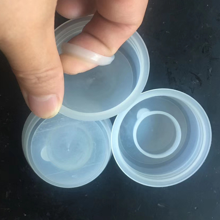 一体的生产公司,主要生产销售:铁桶盖,塑料桶盖,封口盖,封口塞等产品