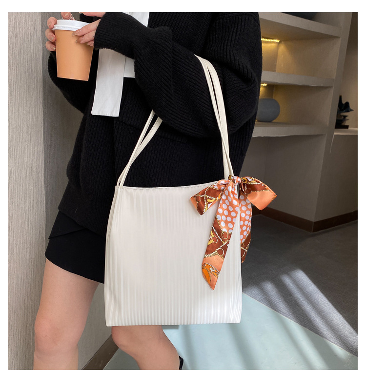上新丝巾条纹女包秋冬大容量2020潮流百搭斜挎学生上课单肩托特包