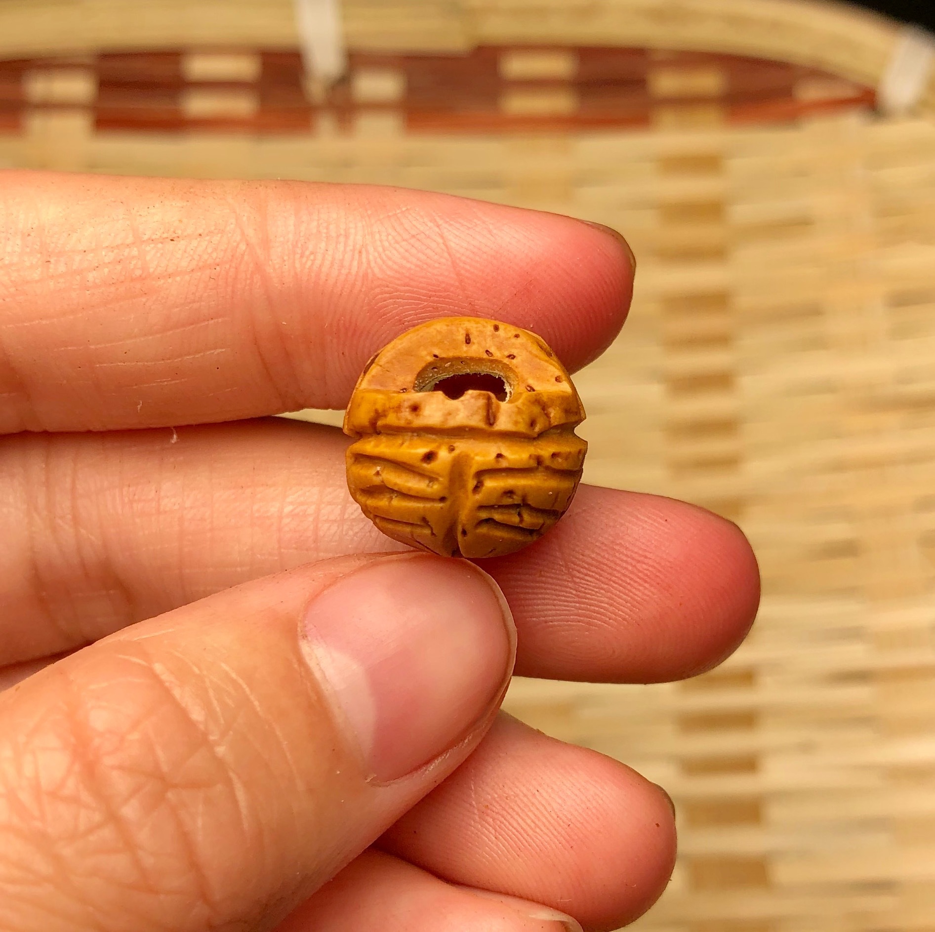厂家批发桃核雕刻土篮子手工diy饰品配件批发文玩配饰散珠工艺品