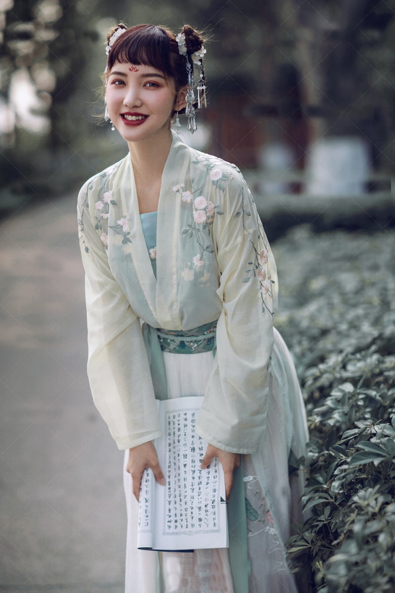 外披 襦裙男装包含:外披 内搭 袍子 裤子商品描述主题元素侠义古装