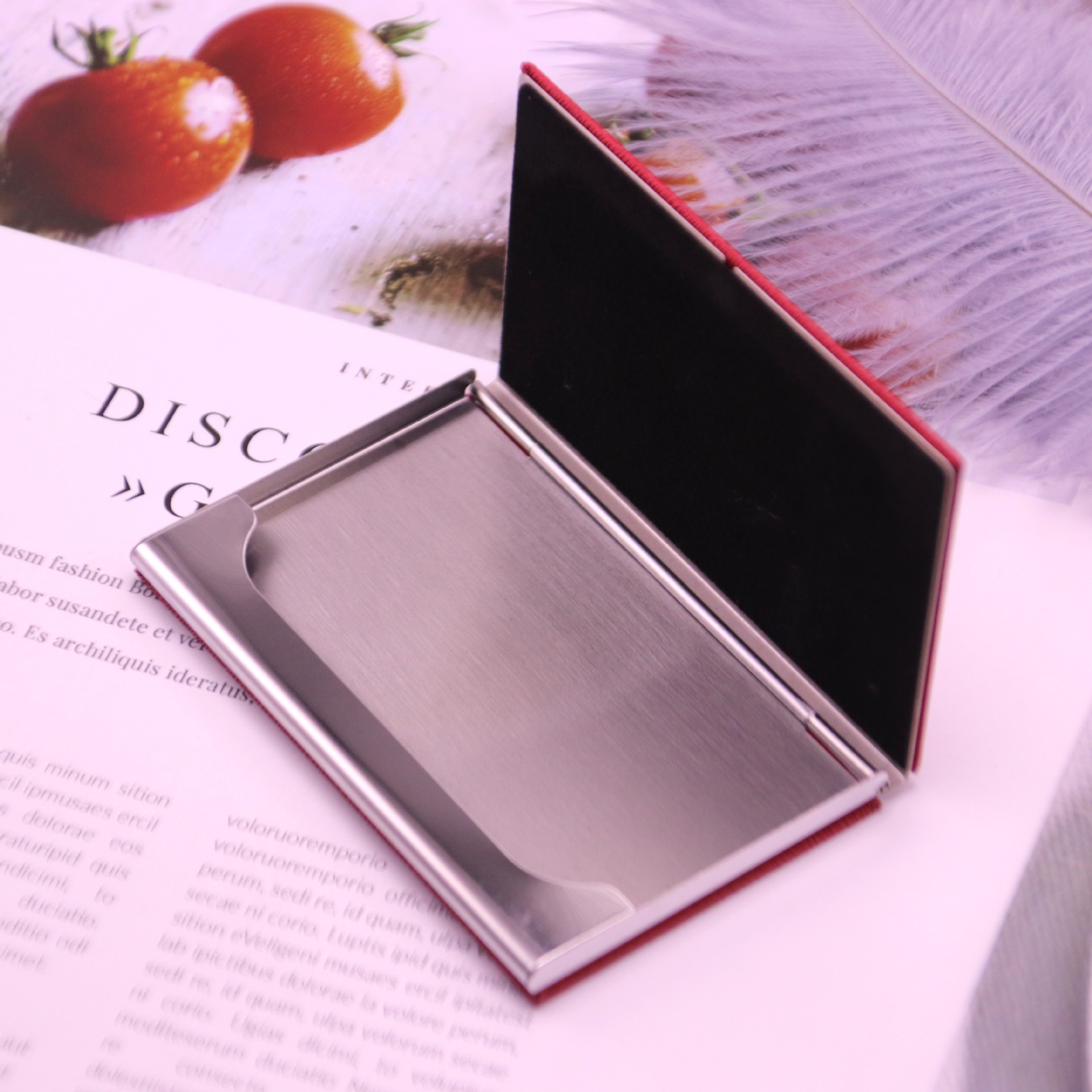 规  格:翻盖式,名片盒:长93mm×宽58mm×厚10mm;说  明:小巧精致,时尚