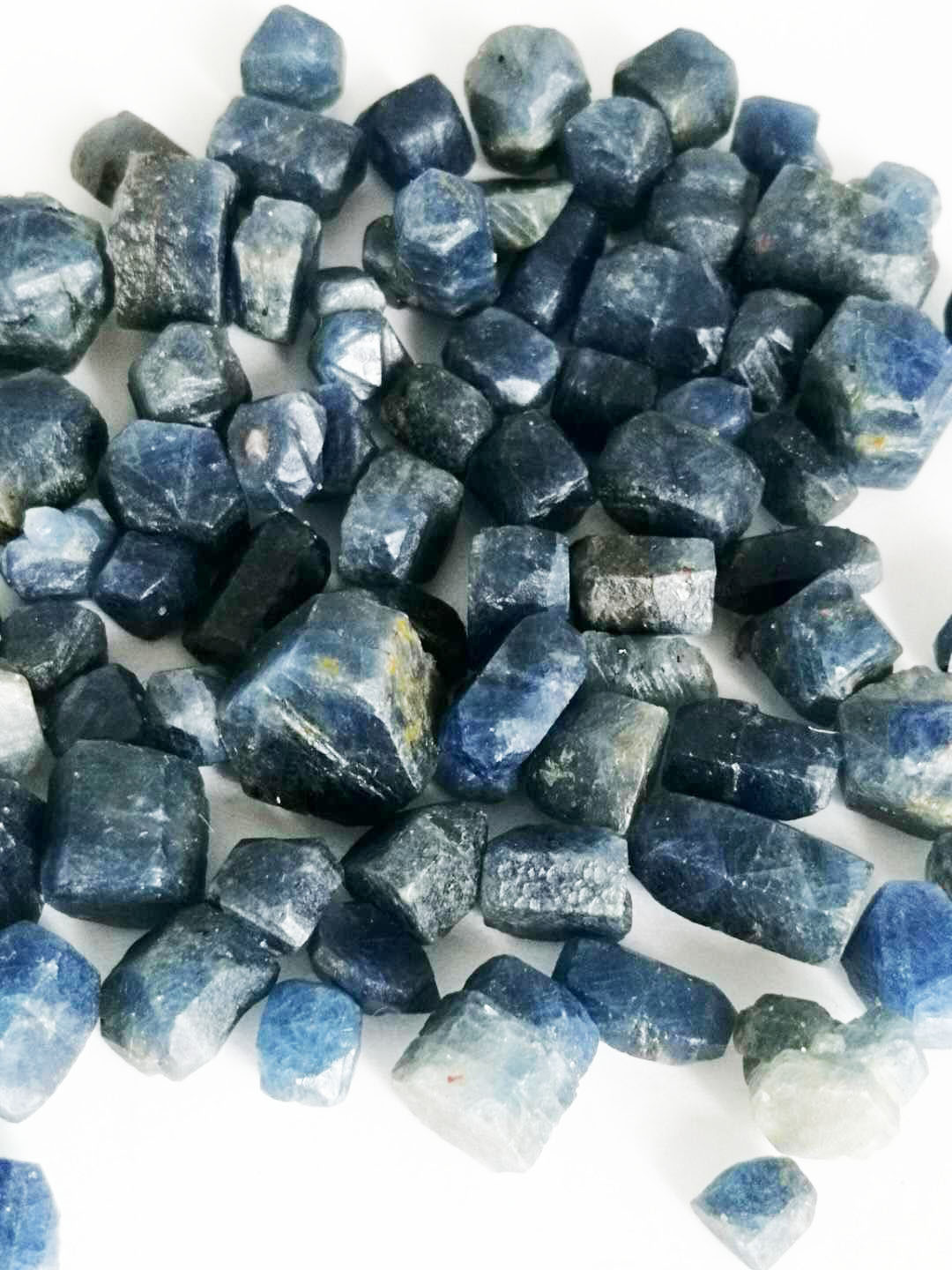 批发天然蓝刚玉碎石 原石矿物蓝宝石 六棱柱状小颗粒标本石籽料