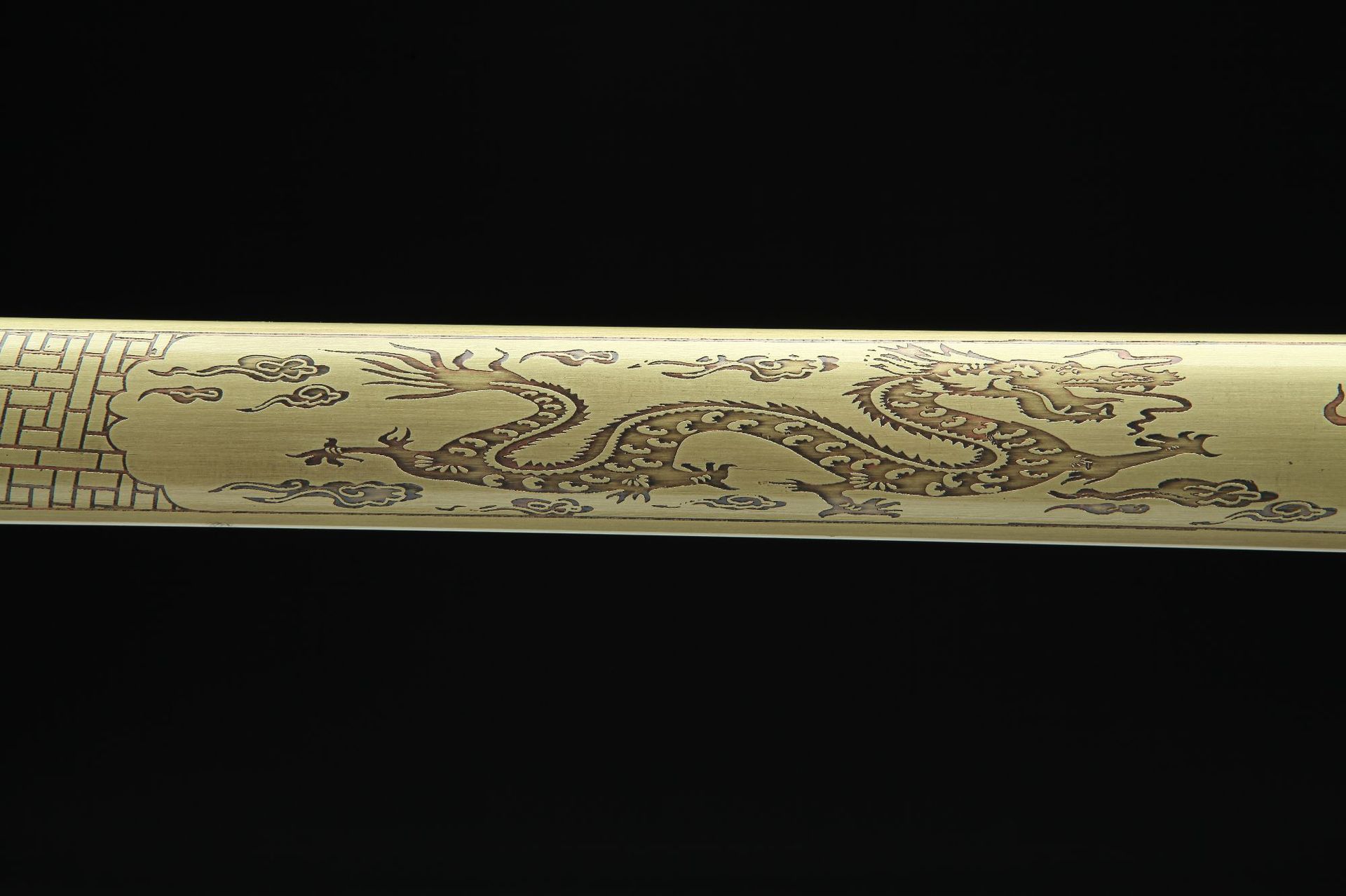 剑柄:包鲨鱼皮;剑身:百炼花纹钢,手工锻造,精细手磨剑鞘:纯铜手工包铜