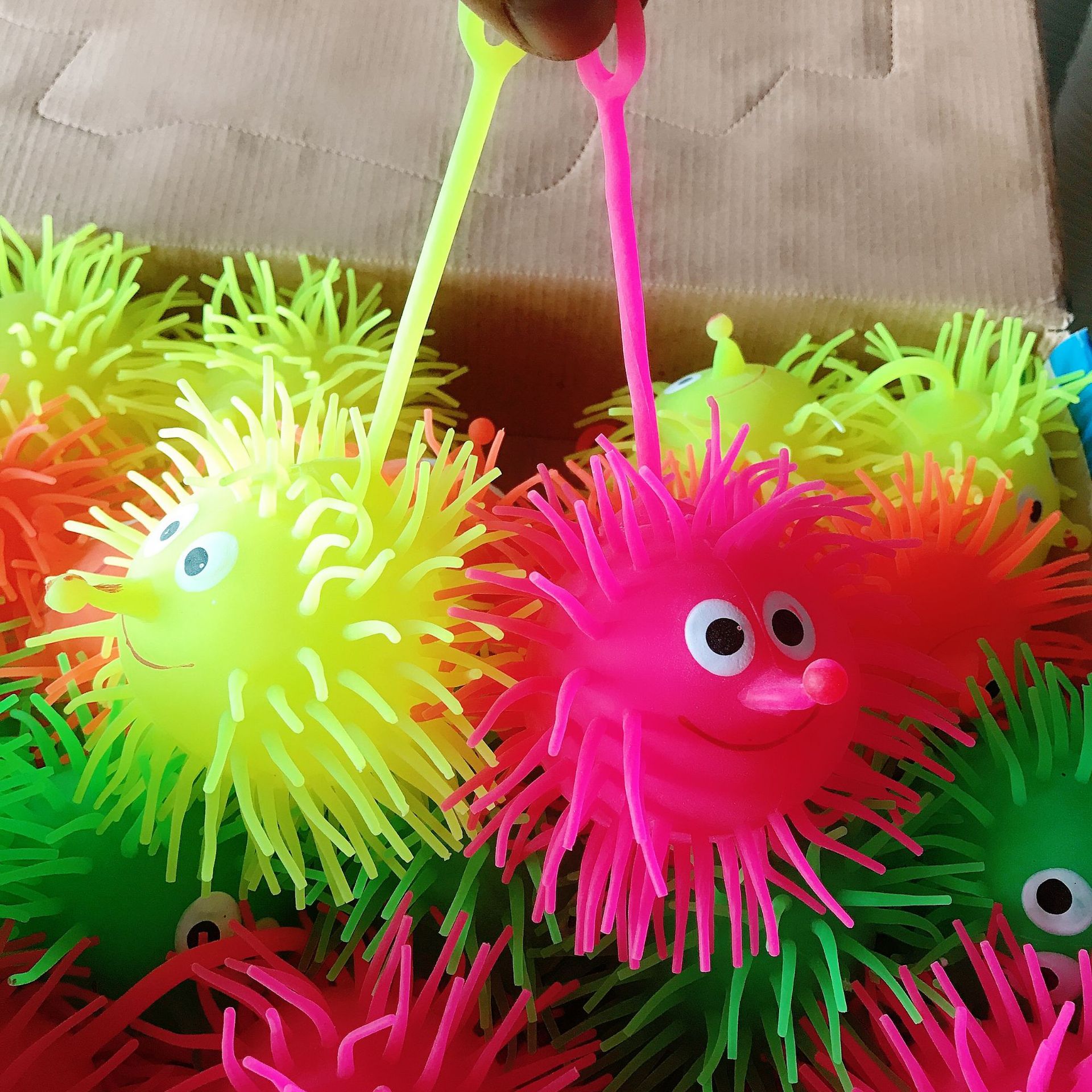 闪光毛毛球带绳 两元店百货批发