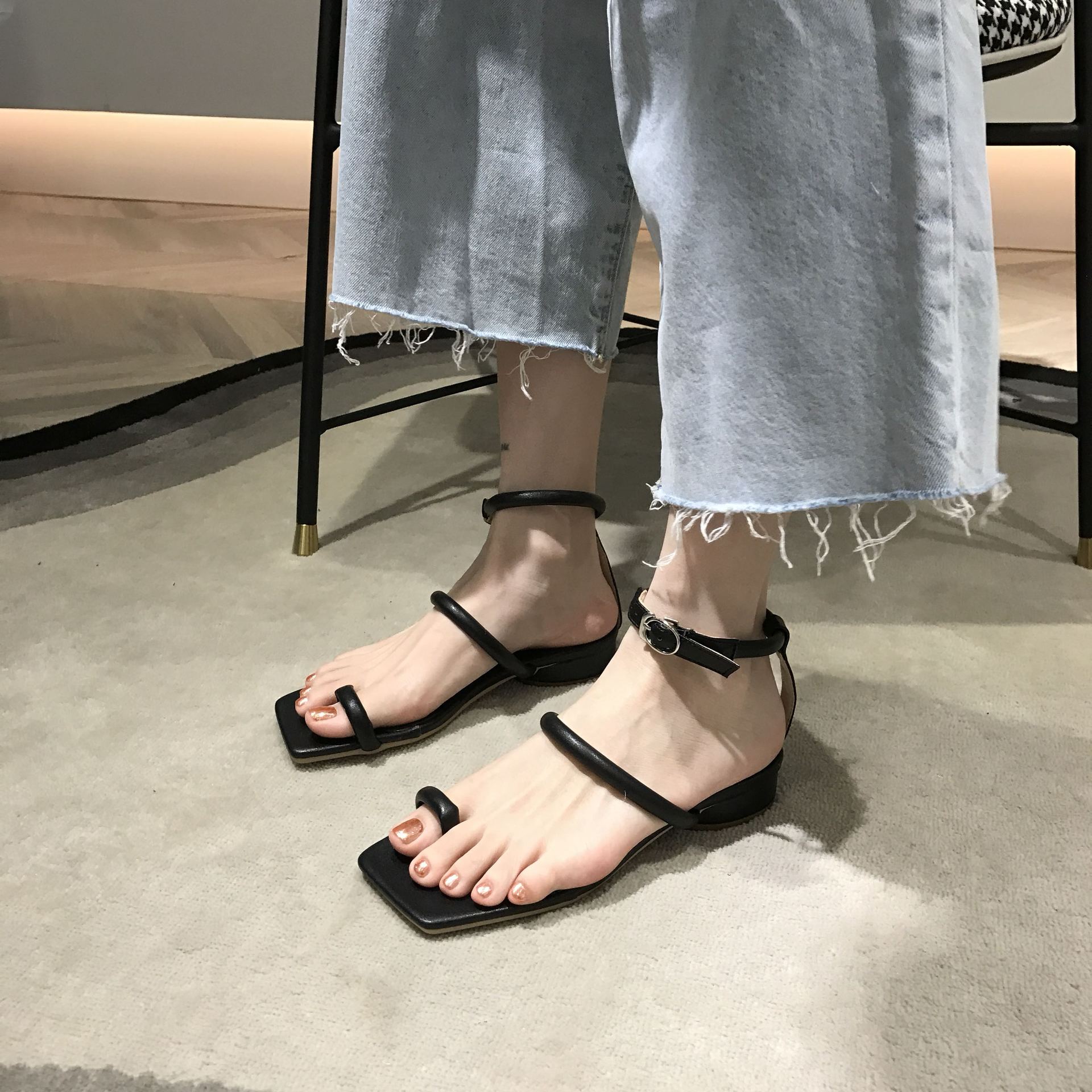 2020罗马新品一字带分趾粗跟细带凉鞋女休闲仙女套趾方头沙滩女鞋