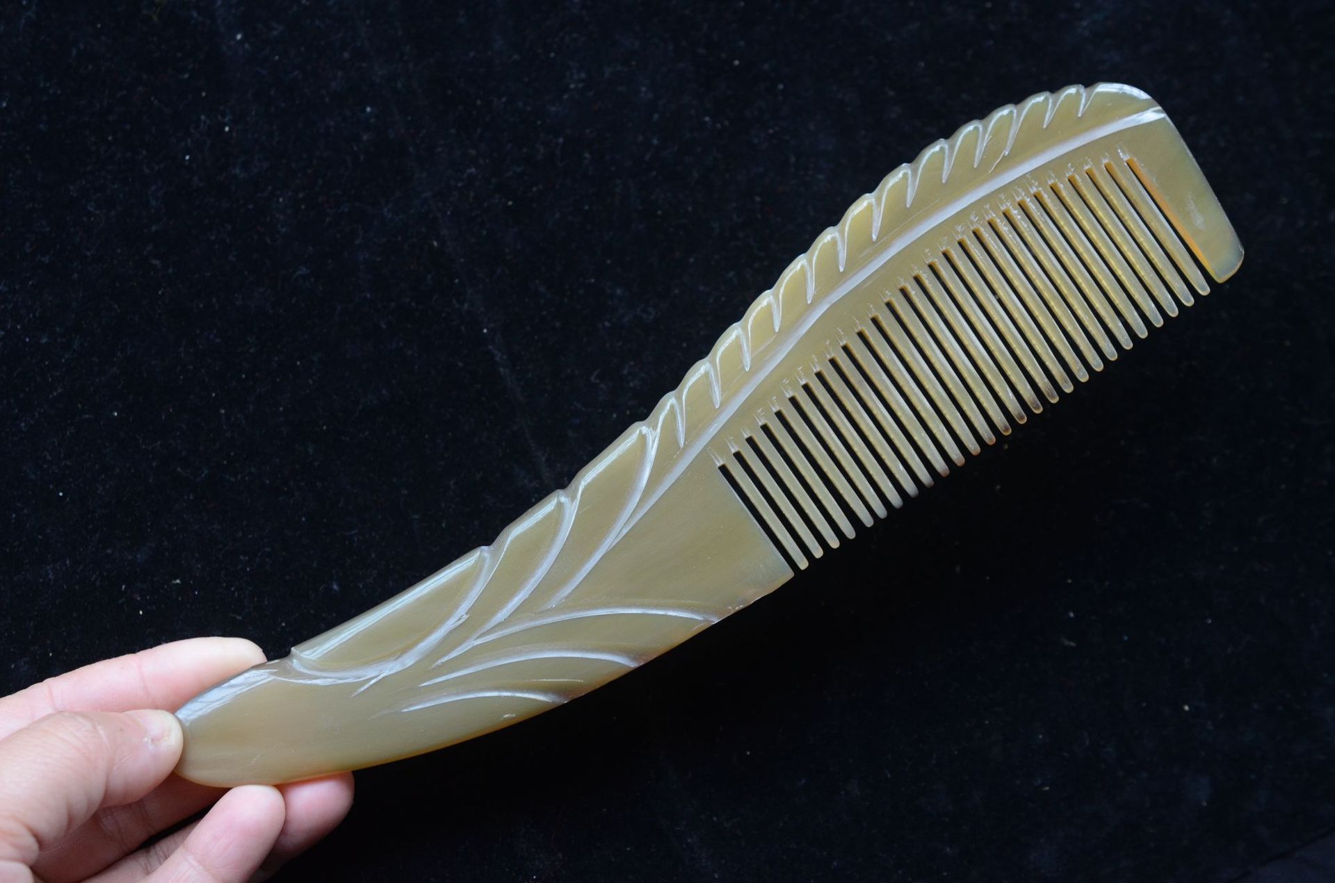 厂家批发天然纹路尖尾黄牛角梳 22cm不伤头厚柄按摩顺发梳子代发