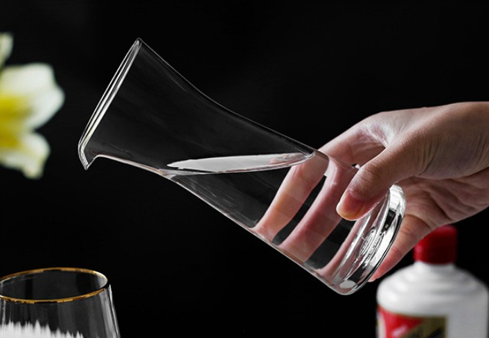 进口透明玻璃直身带嘴白酒分酒壶红酒醒酒器倒酒壶果汁柠檬水扎壶