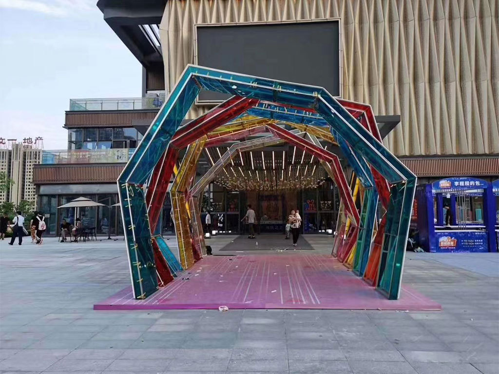 亚克力户外景观造型灯光节梦幻透明七彩商业美陈镭射七多彩贴膜