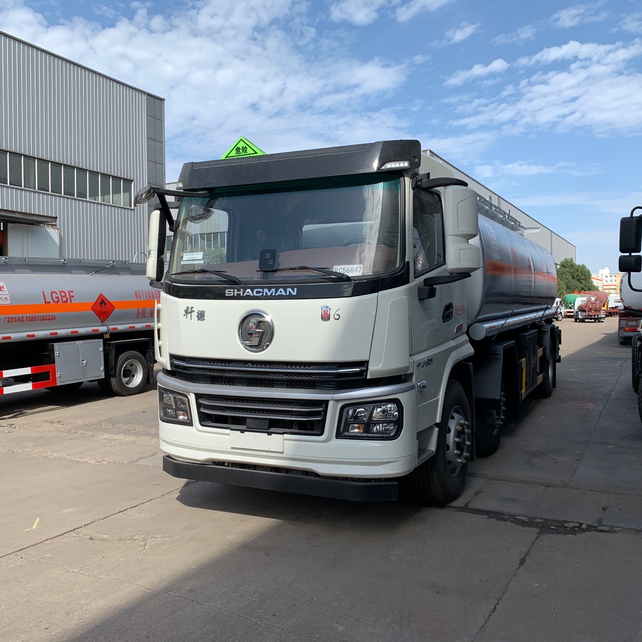 陕汽牌油罐车厂家定制款大型油槽车19方汽油罐式运输车三轴油罐车