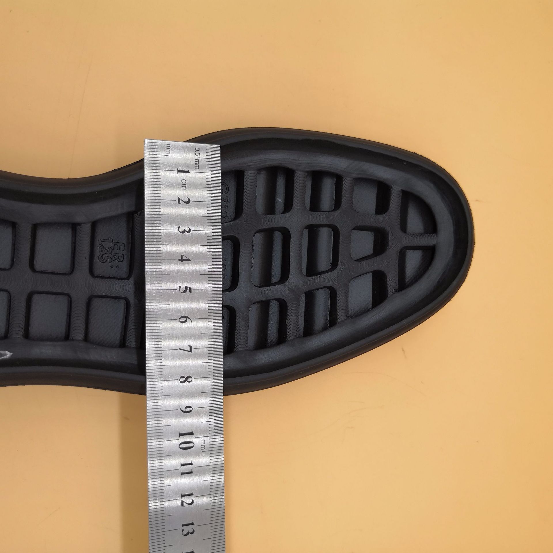 光洁度高,技术含量高等特点,而且可以100%回收,属于环保鞋底材料,热塑