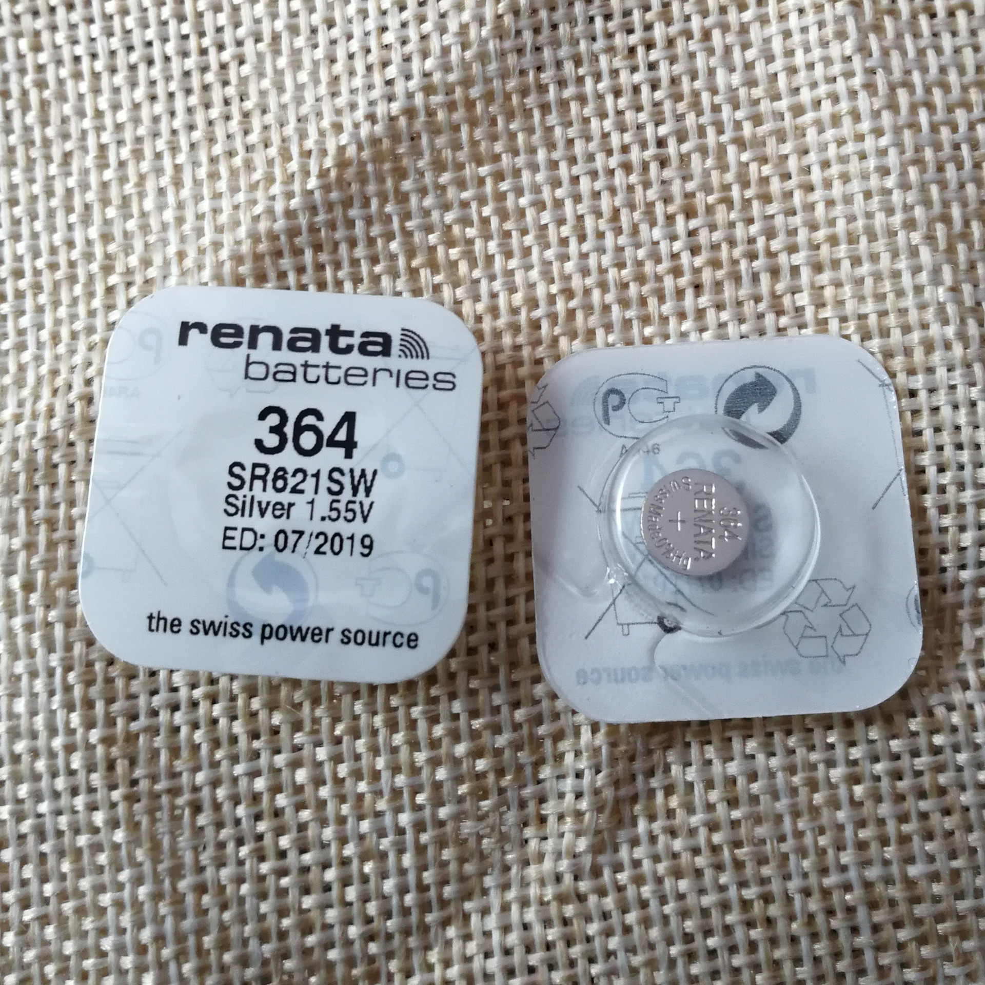 3,石英表电池价格:更换一块手表电池要价格