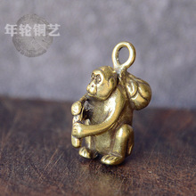 黄铜猴子背寿桃钥匙扣挂件十二生肖小猴子长寿桃挂坠饰品地摊货源