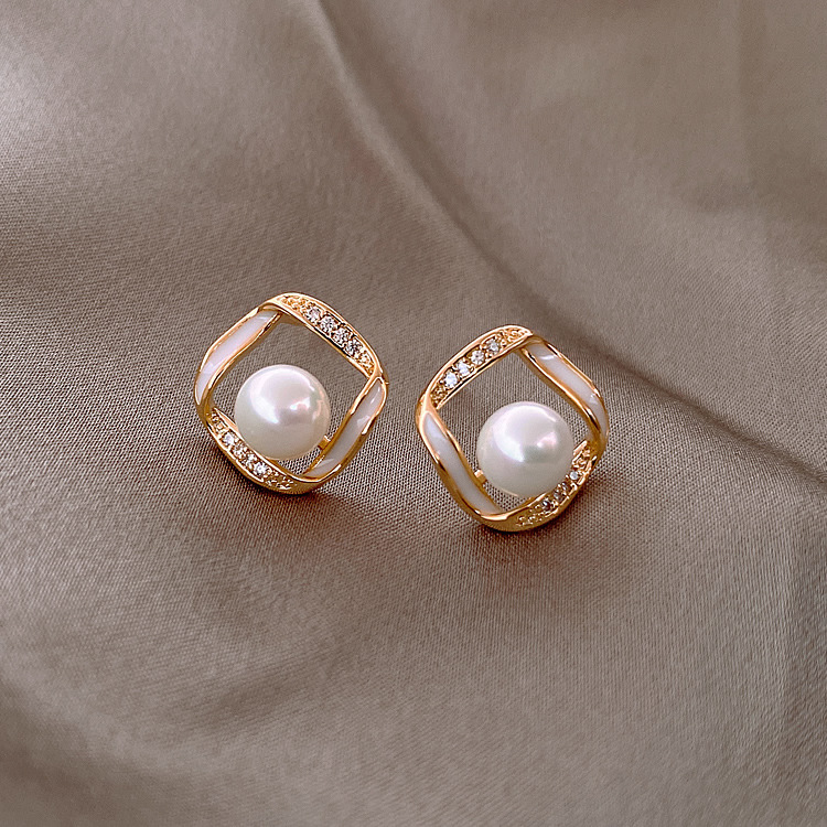 Sterling Silver Needle 2023 New Simple Graceful Pearl Bow Earrings High Sense All Match Pearl Stud Earrings Wholesale