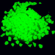 厂家直供夜光石夜光板庭院装饰彩色树脂荧光石路面点缀夜光石颗粒
