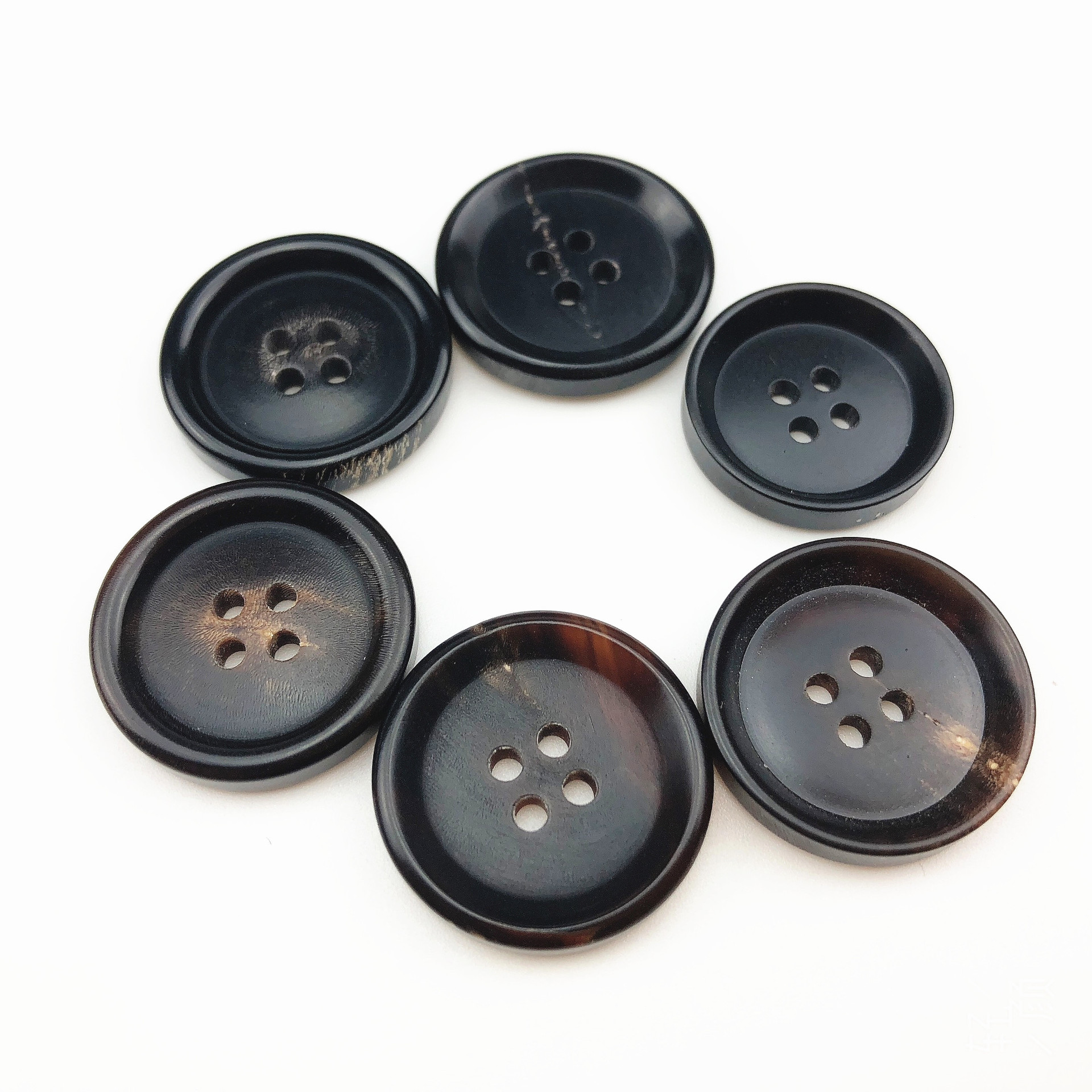 厂家直供四眼咖啡黑色真牛角扣 风衣 大衣西服休闲西装真牛角纽扣