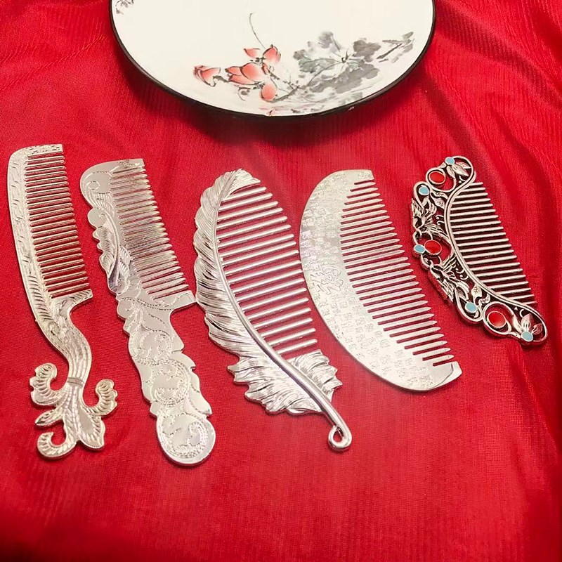热卖高档镀银核子时尚精美节日银梳子地摊景区礼品流行合金银梳子