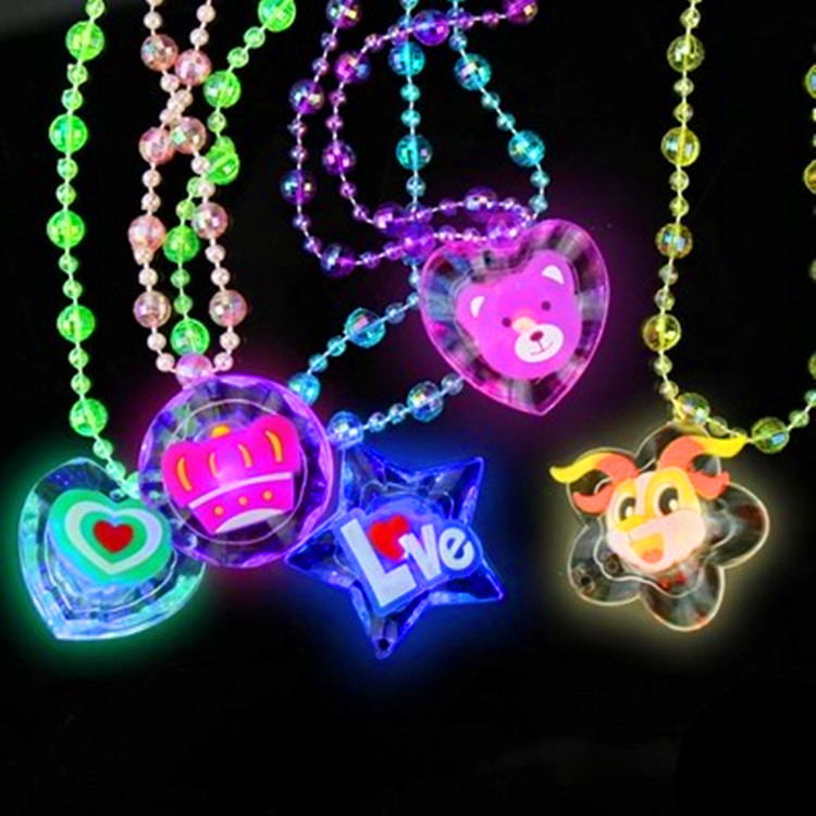 2015 hot sale glowing flash necklace novelty night market stall hot sale creative children‘s small toys wholesale