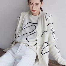 现货戚薇手绣天鹅图套头毛衣女2022新款秋针织宽松外穿毛衣绵羊绒