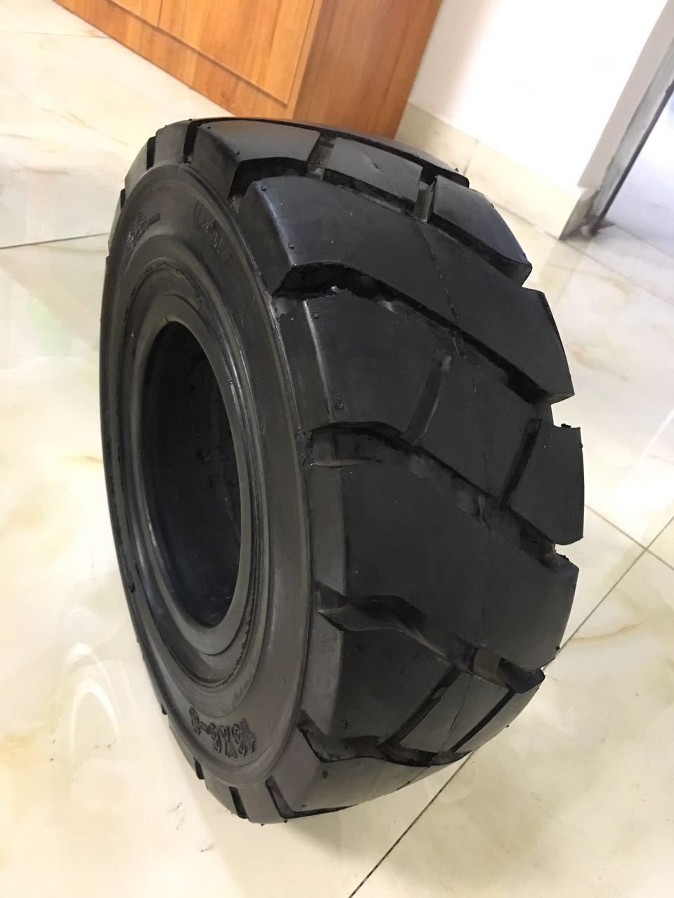 供应电动叉车轮胎16*6-8实心轮胎 林德叉车轮胎/环保型实心胎