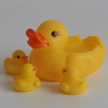现货大号母子鸭批发 搪胶玩具一拖三网鸭宝宝捏响戏水玩具鸭子