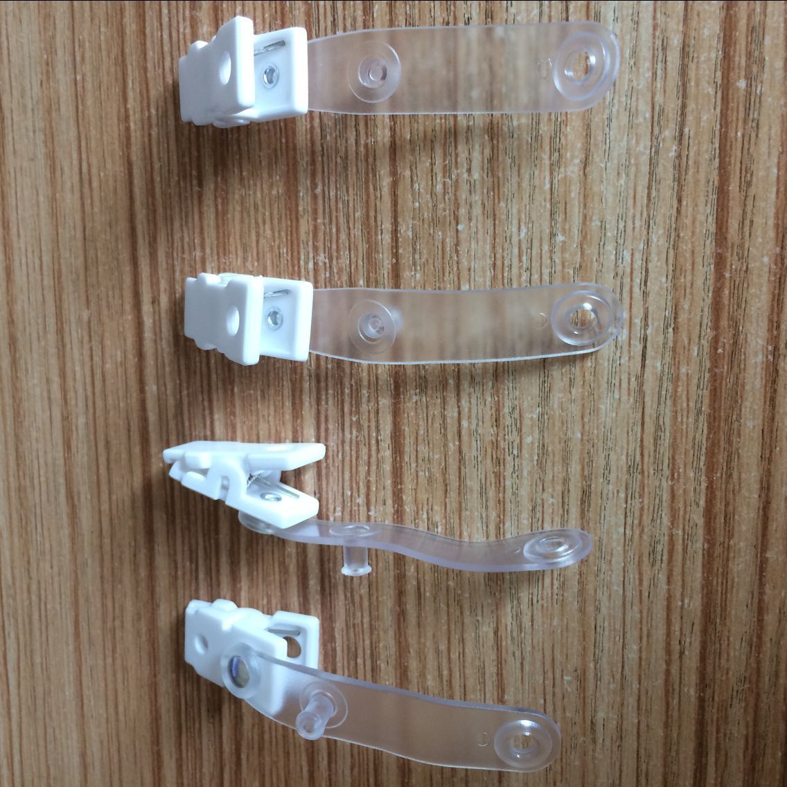 专业生产胸卡夹子 带胶条厂牌夹 证件夹扣 员工塑料扣