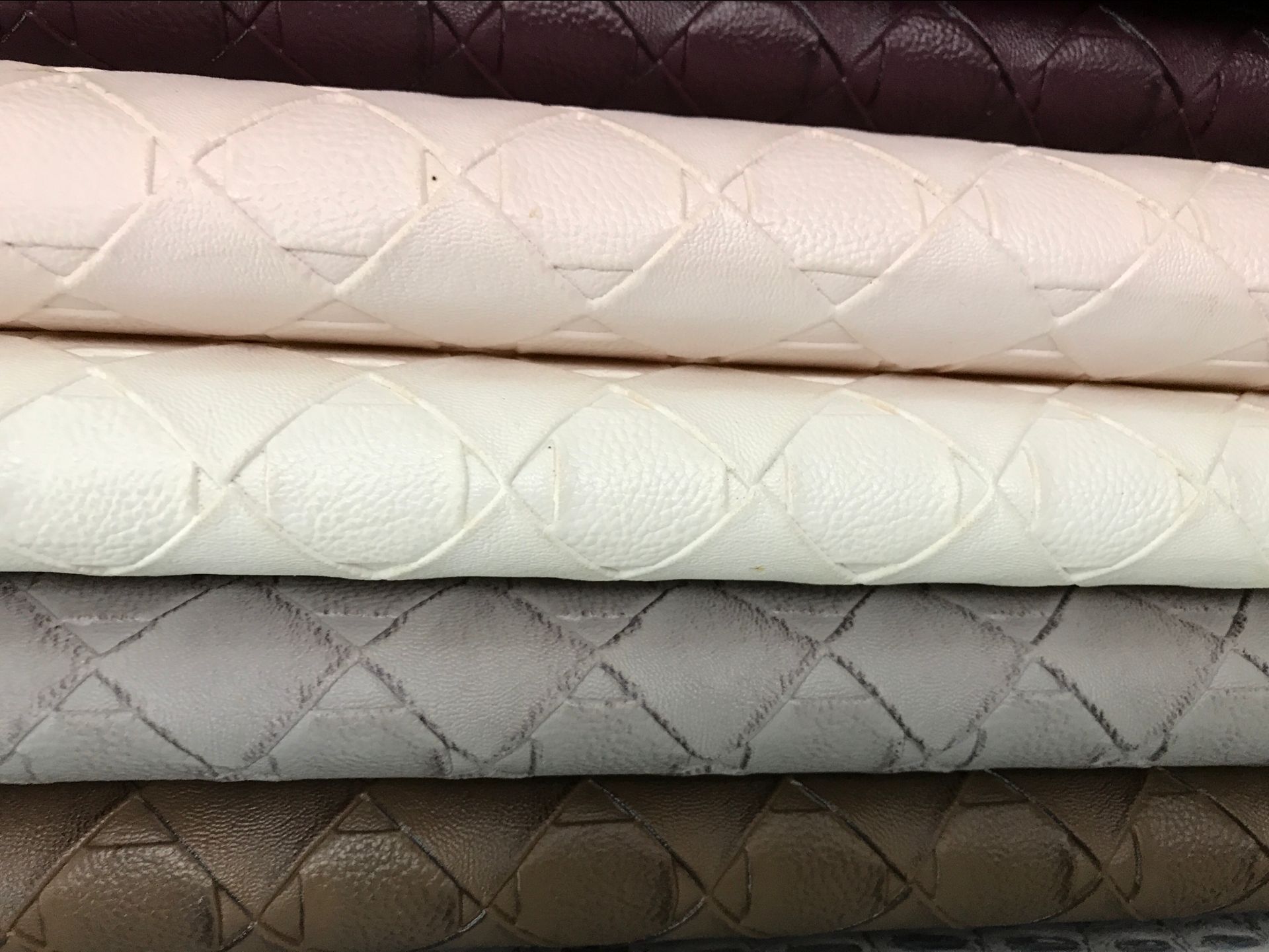 镭射亮面几何菱格pvc皮革面料 镭射几何菱格皮革材料