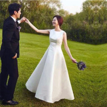 缎面圆领轻婚纱长款2024新款白色简约森系新娘结婚旅拍摄影无袖