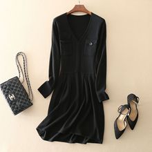 秋冬新款女装时尚V领显瘦黑色羊毛连衣裙品牌套头68003