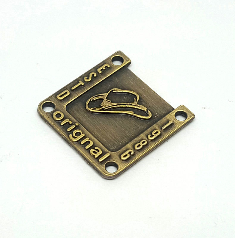 Factory Customized Wholesale Die-Casting Zinc Alloy Stitching Standard Quality Assurance Price Cost-Effective Handbag Box and Bag Nameplate