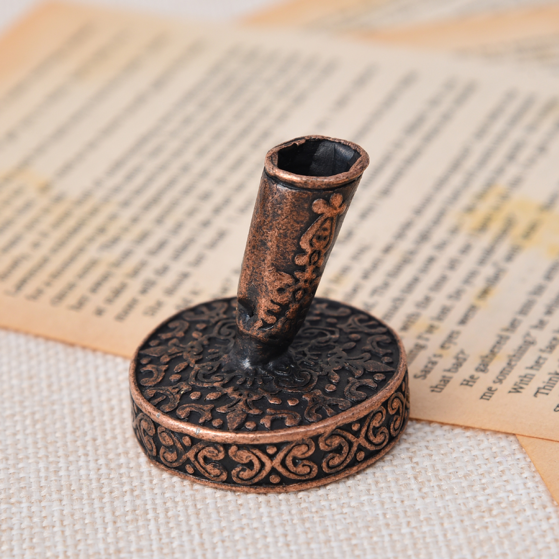 European Style Feather Pen Carved Dip Ink Pen Holder Penholder Exquisite round Metal Base Pen Accessories Christmas Gift