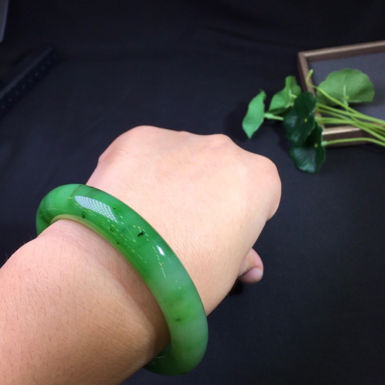 新疆和田玉乌兰海碧玉苹果绿玉石手镯冰底老料带证书终生保真