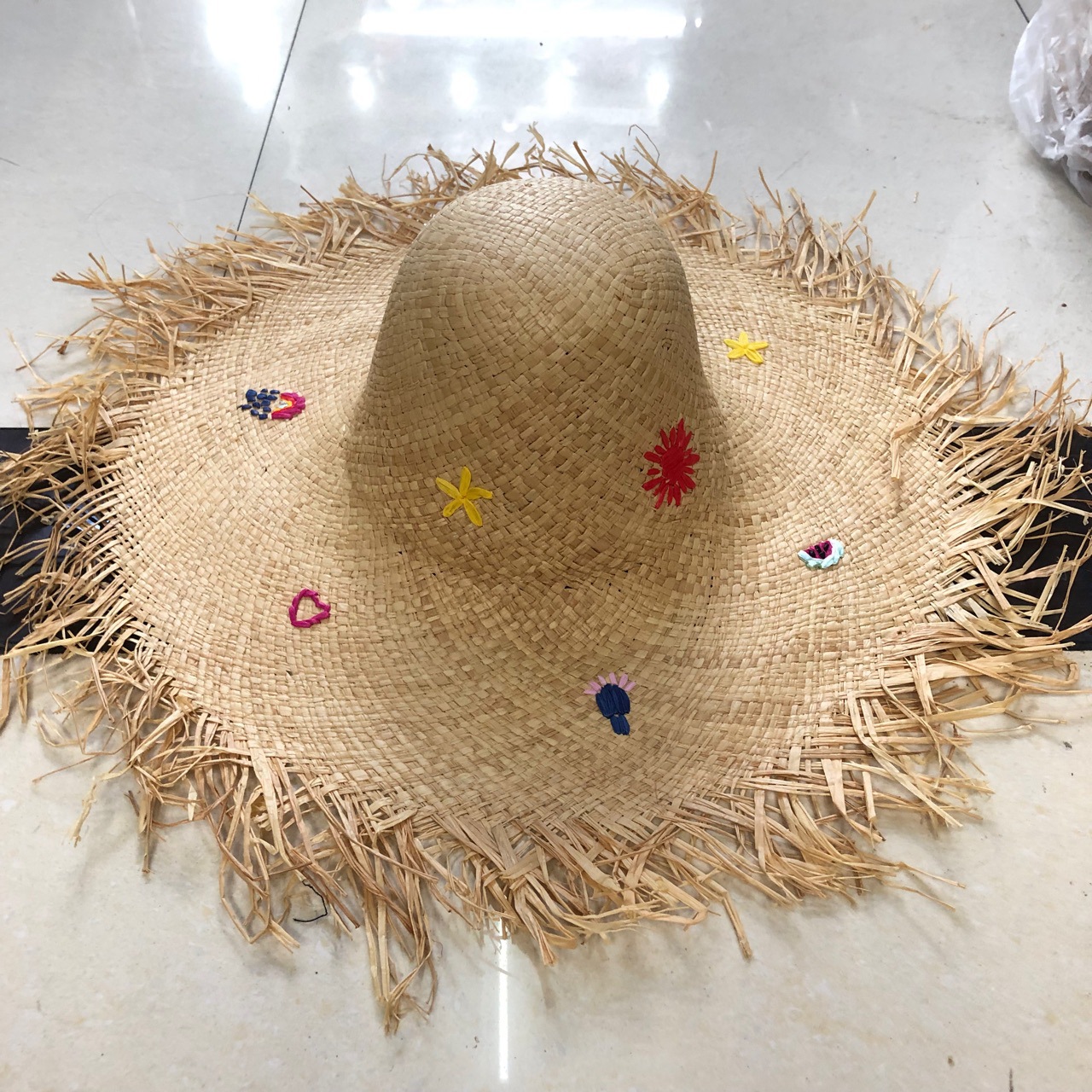 订货款夏外贸超大檐遮阳圆顶纯手工绣花拉菲草手编草帽沙滩走秀