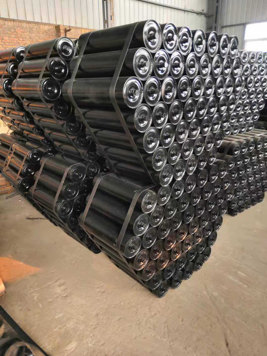 宝泰机械专供槽型托辊  槽型橡胶托辊  槽型缓冲调心托辊组