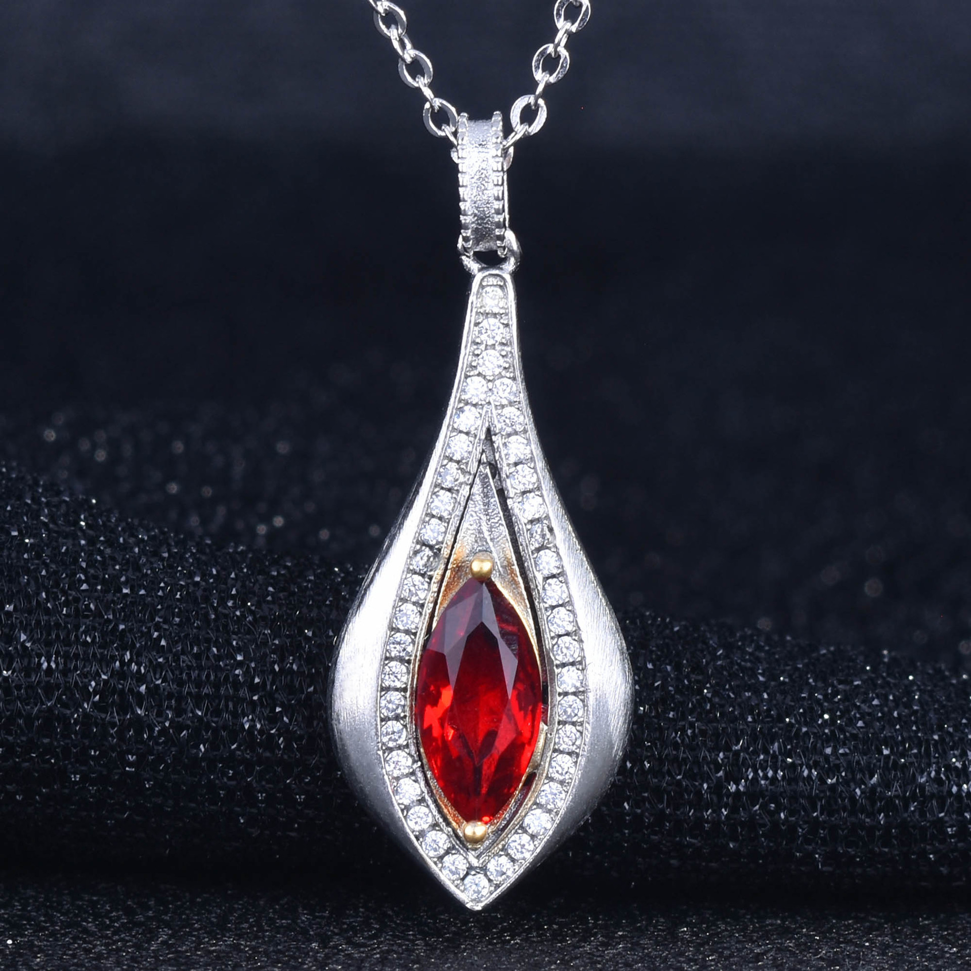 新款意大利拉丝工艺仿真鸽血红宝石吊坠 镶嵌马眼双色电镀项链女