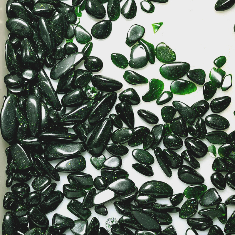 又名"砂金石",是种不透明的矿体,在光亮的照耀下金光闪闪,像镶满了