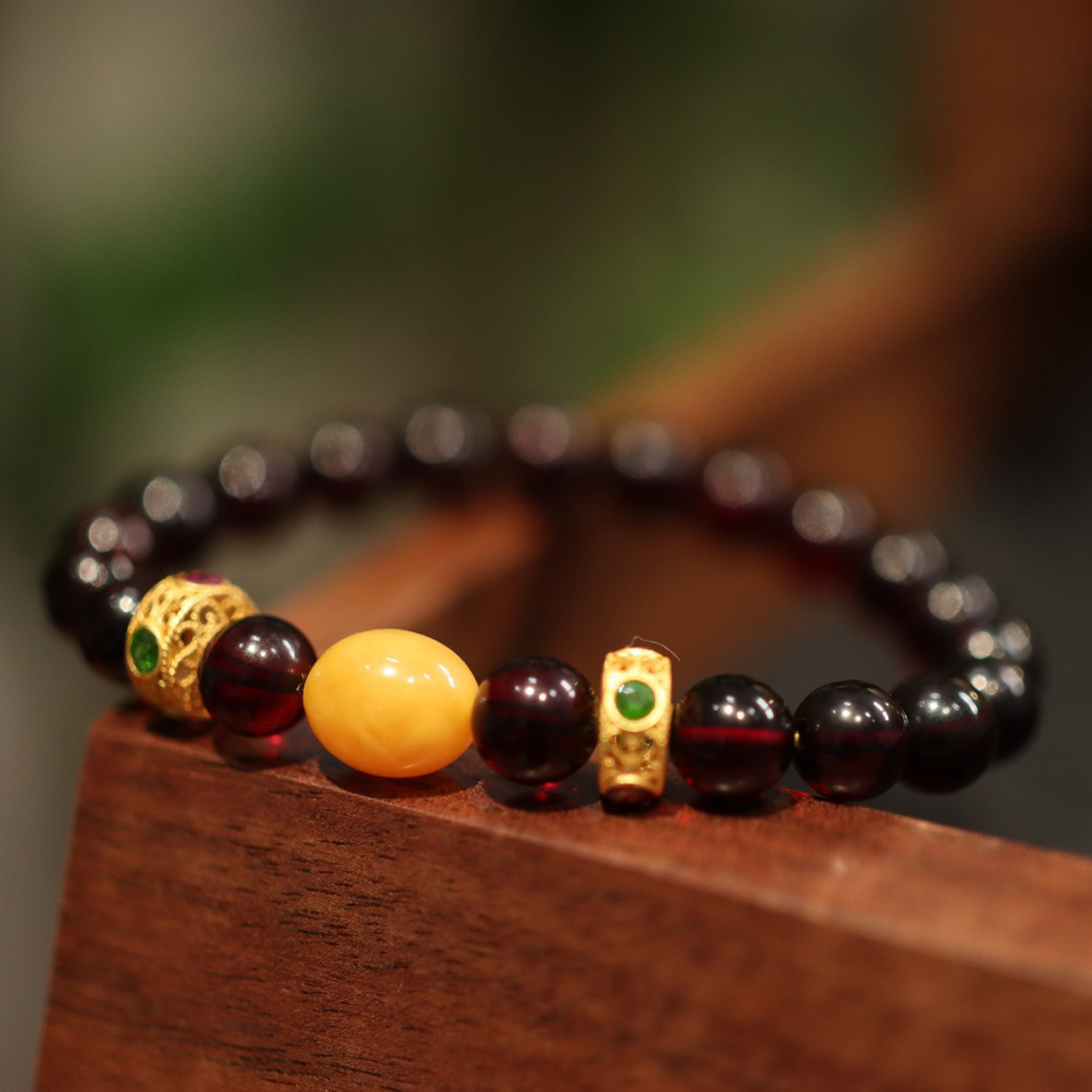 天然8mm血珀手链925银镀金镶嵌石榴石蜜蜡枣珠手串女原创设计款