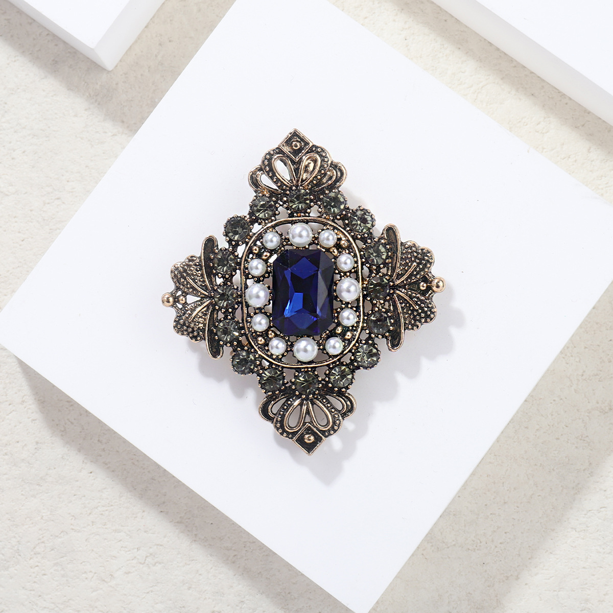 欧式宫廷风蓝宝石胸针复古珍珠宝石点缀西装配饰轻奢气质别针胸花