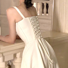 YUEJUXING/白色吊带连衣裙夏季女装新款设计感暗鱼骨绑带开叉裙子