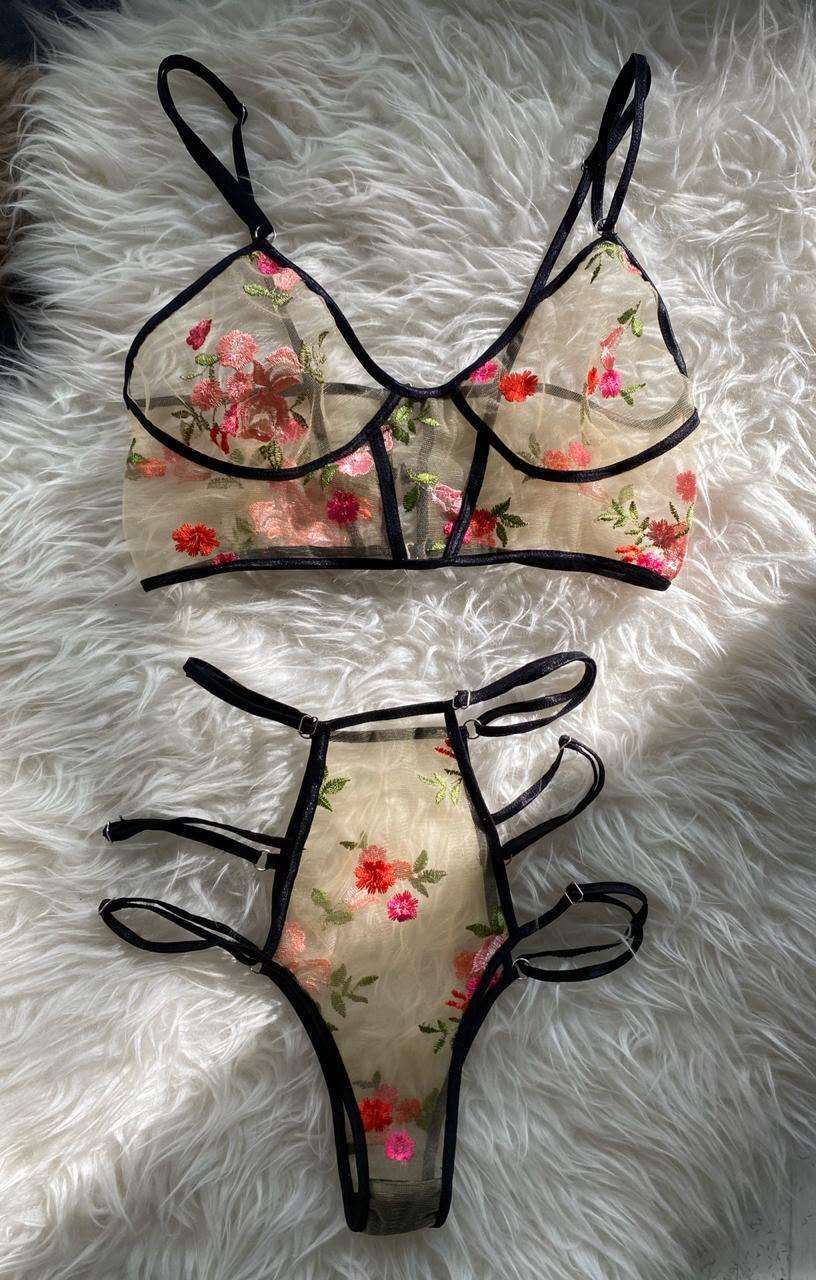 三点式蕾丝透视午夜刺绣花朵魅力镂空性感一件代发诱惑情趣内衣