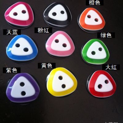 小额批发儿童纽扣彩色树脂可爱形三角形纽扣13/15mm