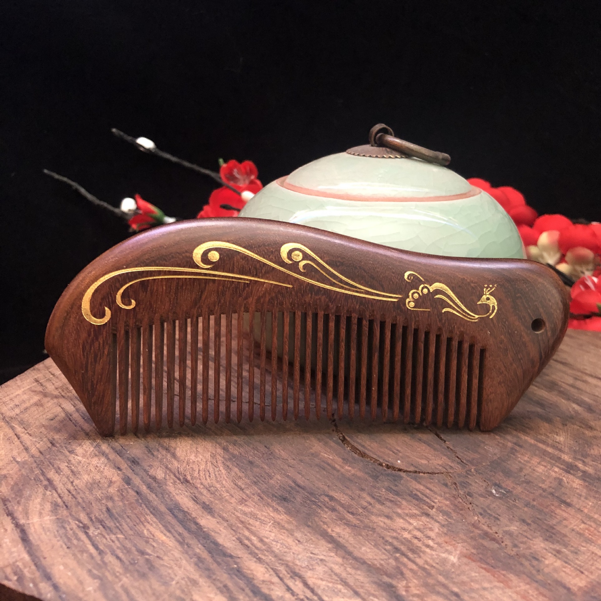 我们支持雕刻花纹和字体和定做木梳,100把起雕刻,200把起我们可以来样