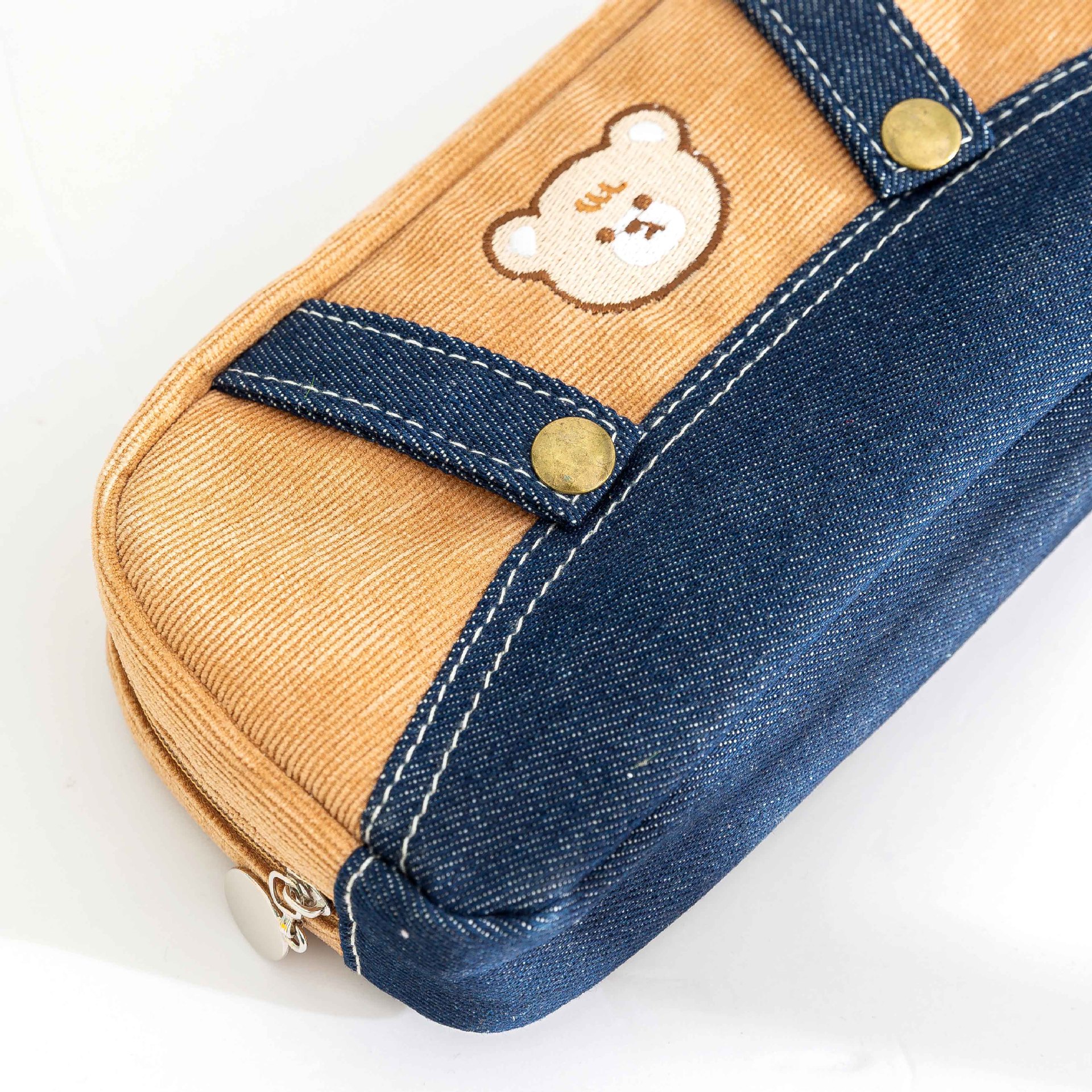 学生可爱卡通文具袋大容量小学初中收纳包创意男女熊灯芯绒笔袋