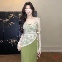 新中式国风绿色吊带连衣裙子女夏季2024新款小众设计气质绝美长裙
