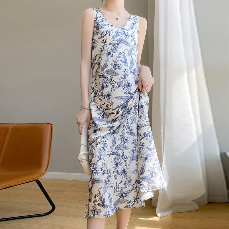 v领碎花连衣裙女2024夏新品韩版无袖吊带裙高级感气质显瘦长裙子