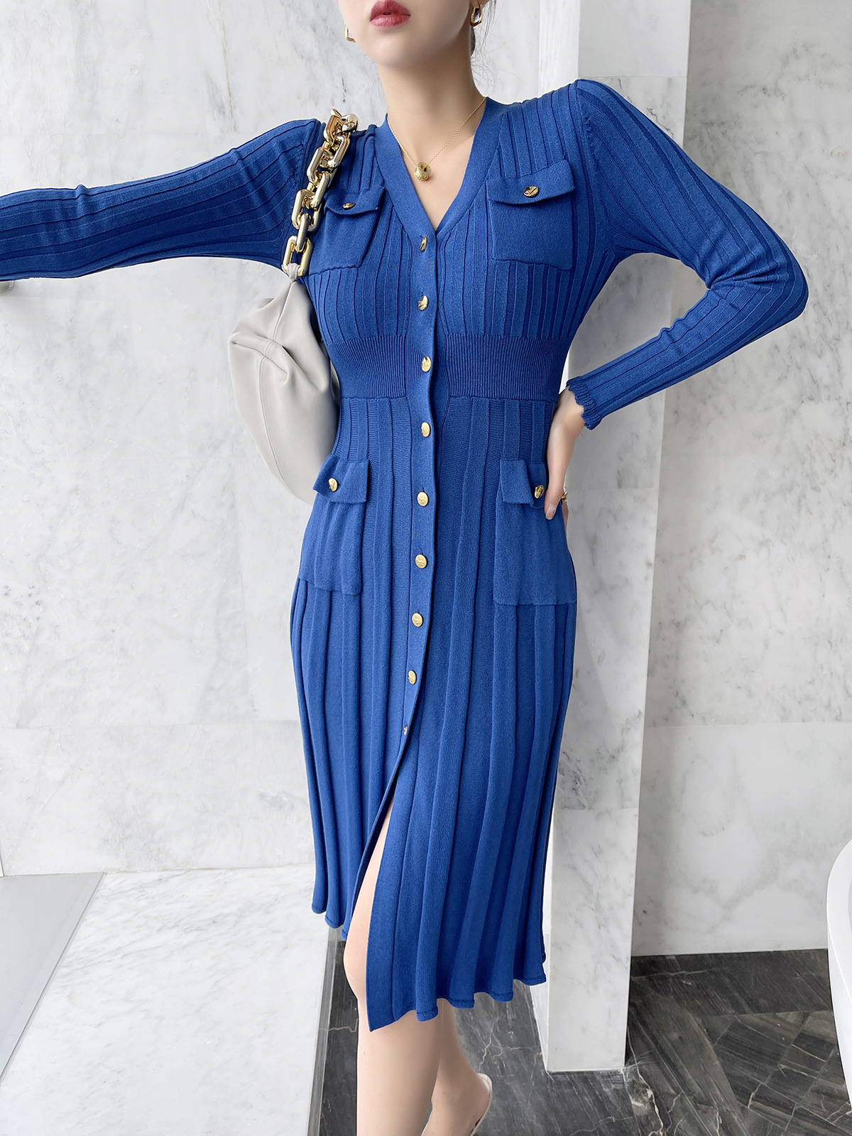 法式气质通勤深蓝色v领单排金扣气质罗纹打结针织连衣裙2021秋冬
