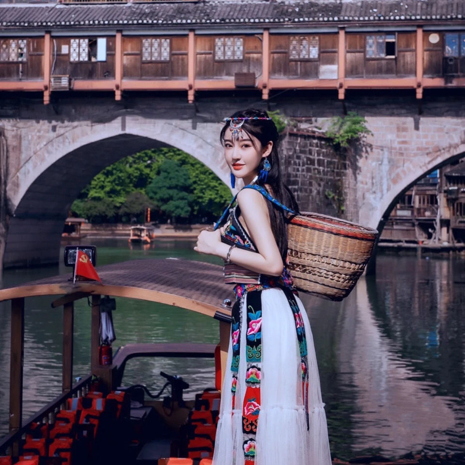 旅拍摄影少数民族服装女苗族风刺绣肚兜长裙影楼写真服饰土家族新