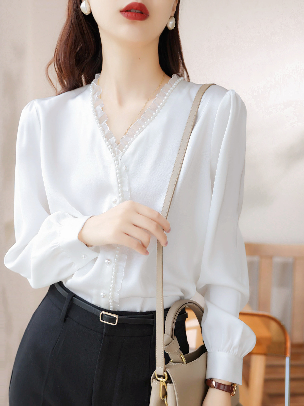 法式通勤长袖衬衫女轻奢缎面珍珠木耳边v领轻熟风职业早秋打底衫